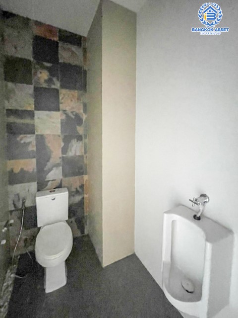 *****บ้านเดี่ยวมือสอง ม. ซอย พหลโยธิน56 พหลโยธิน บ้านเดี่ยวหลังใหญ่ ภายในตกแต่งหรูหรา สวยมาก  บนเนื้อที่เยอะถึง 98.60 ตร.ว.  3 ห้องนอน 3 ห้องน้ำ 2 ที่จอดรถ ภายในบรรยากาศร่มรื่นมีความเป็นส่วนตัวมาก พร้อมมีสระน้ำในตัว  บนพื้นที่กว่า 316 ตร.ม บนทำเลที่ดี เชื่อมต่อถนน พหลโยธิน, ลำลูกกา, วิภาวดี-รังสิต เดินทางสะดวกใกล้รถไฟฟ้า สถานี "แยก คปอ, คูคต"